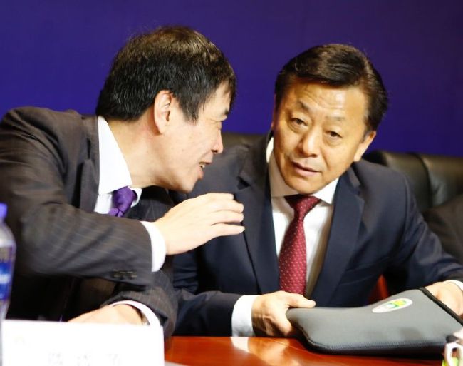 李大耳咧了咧嘴，正要回屋，又被她喊住。